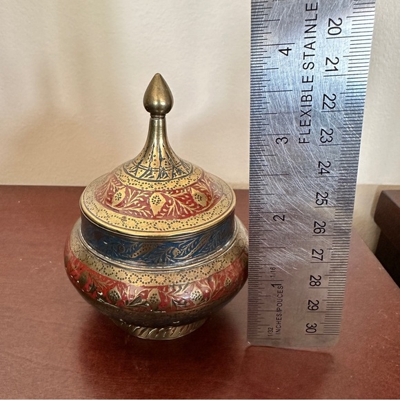 Antique brass enamel jar. Indian cloisonné in green and red, with lid. Bollywood - Picture 2 of 6
